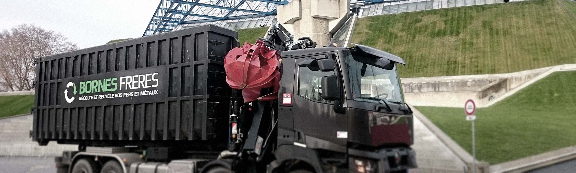 Bornes Frères recyclage des métaux devant Bercy
