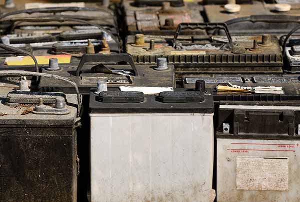 Batteries au plomb en cours de recyclage par bornes frères